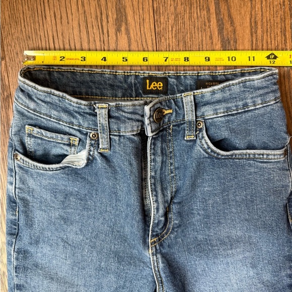 Lee SIZE 26 High Rise Flare Jeans Medium Wash With Distressed Knees - Picture 6 of 10